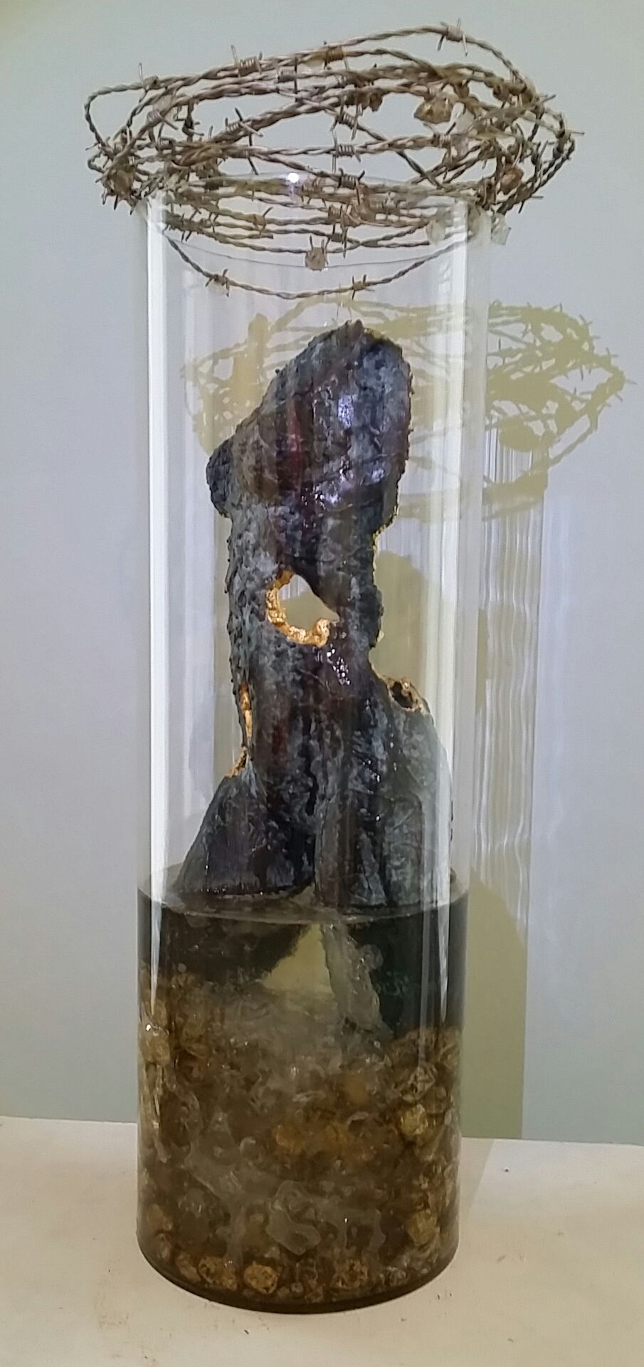 Währende Bedrängnisse - 24 k vergoldete Bronze mit Flüssigglas und Goldnuggets in Glaszylinder 65 cm hoch